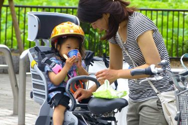 Kinder im Fahrradsitz: Mit diesen Tipps sicher unterwegs