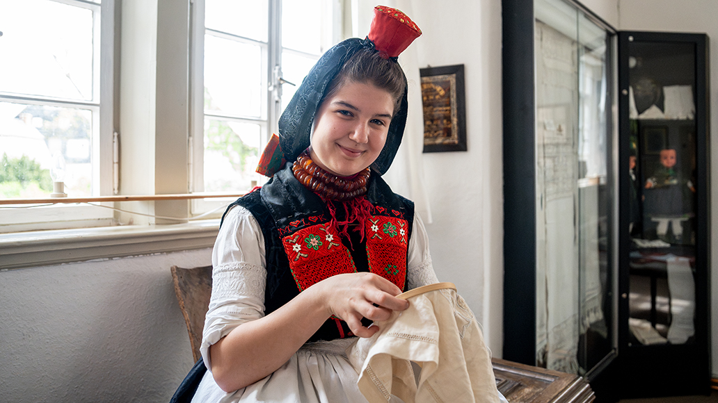 Die berühmte Schwälmer Tracht ist deutschlandweit bekannt. Die Schwälmer Weißstickerei ist seit einiger Zeit immaterielles Welterbe.