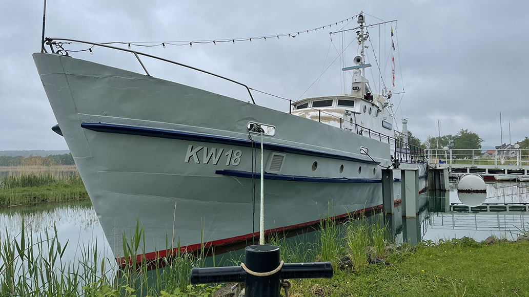 Überraschung: Ein Hochseeboot mitten in Nordhessen.