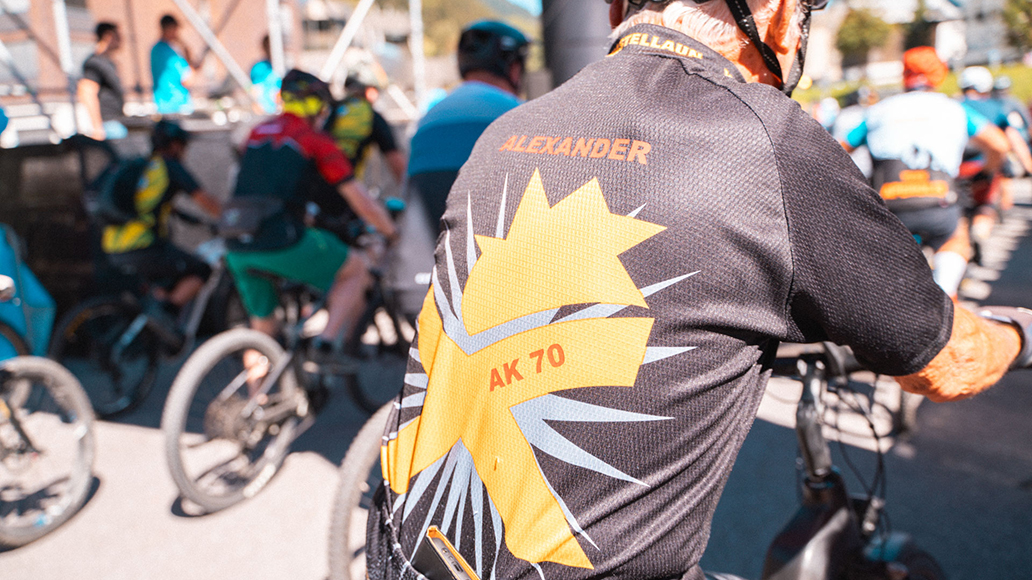 Alexander Kraft macht auf seinem Trikot deutlich, in welcher Kategorie er bei der E-Bike-WM für Jedermann antritt.