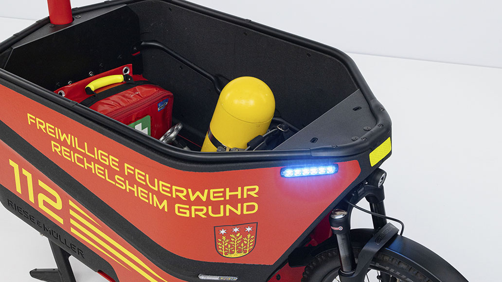 In der Transportbox des Feuerwehrrads ist Platz für Material etwa zum Absichern von Veranstaltungsorten. 