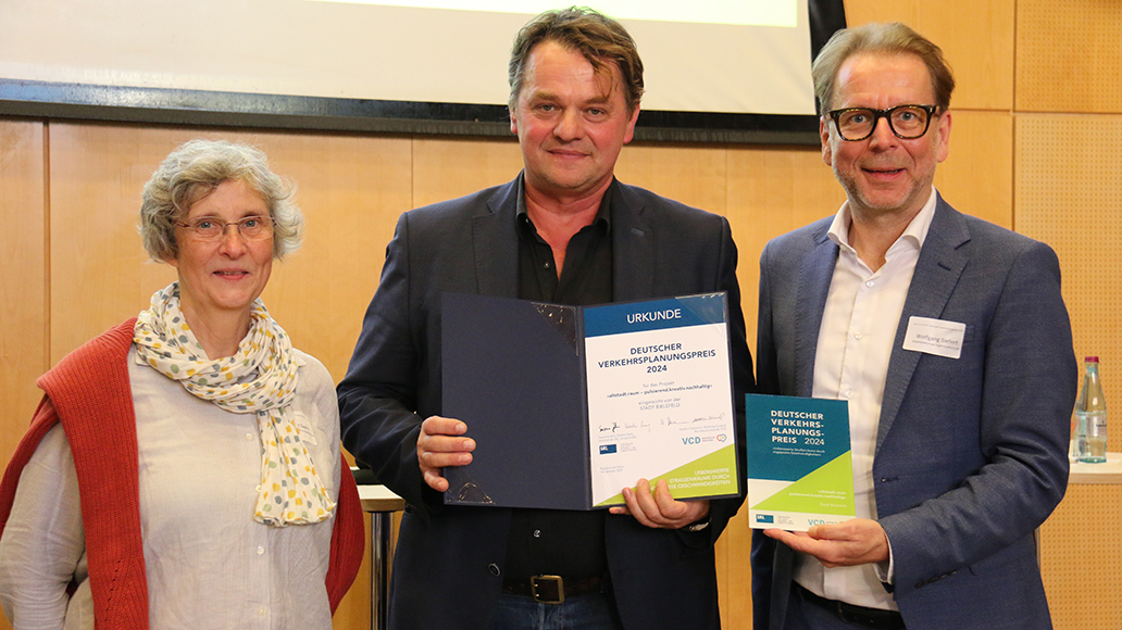 SRL-Vorsitzende Katalin Saary und Frankfurts Verkehrsdezernent Wolfgang Siefert (rechts) übergeben den Verkehrsplanungspreis an Bürgermeister Martin Adamski aus Bielefeld.