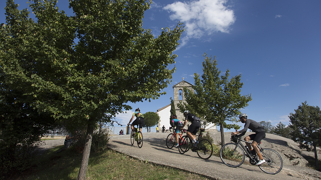 In der Sierra Norte sammeln Rennradfahrer wie Mountainbiker spielend leicht Höhenmeter satt